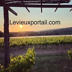  Bed & Breakfast Le Vieux Portail France